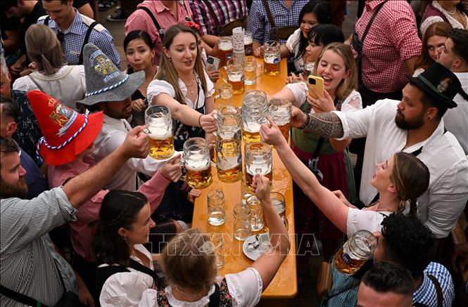 Đông đảo người dân sở tại và du khách nhiều nước tới tham gia Lễ hội bia Oktoberfest ở thành phố Munich, bang Bayern, miền Nam nước Đức ngày 16/9/2023. Ảnh: AFP/TTXVN
