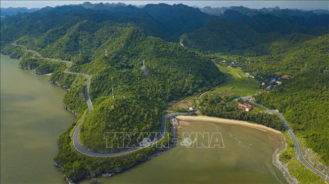 Đường ven biển Cát Bà dài khoảng 25 km, kéo dài từ bến phà Cái Viềng vào trung tâm thị trấn Cát Bà trông như một dải lụa mềm và là một trong những cung đường ven biển đẹp nhất miền Bắc. Ảnh: Minh Đức – TTXVN