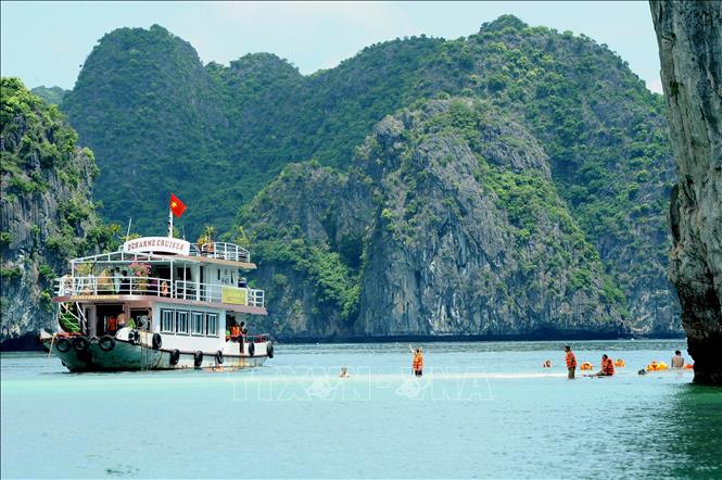 Biển Cát Bà trong xanh với những bãi cát trắng mịn màng để du khách có thể tắm, chơi đùa trên cát hay phơi mình đón bình minh và ngắm mặt trời lặn. Ảnh: Minh Đức – TTXVN