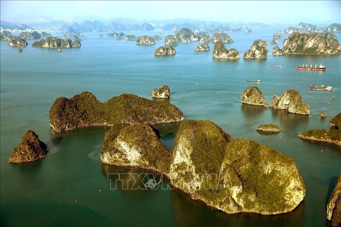 Vịnh Hạ Long nhìn từ trên cao hết sức hùng vĩ, hoành tráng với vô vàn hòn đảo nhấp nhô trên mặt vịnh. Ảnh: Phạm Hậu – TTXVN