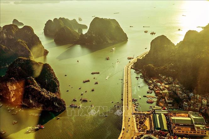 Từ độ cao khoảng 300m khi bay ngắm cảnh vịnh Hạ Long bằng thủy phi cơ, du khách có thể chiêm ngưỡng khung cảnh đẹp như tranh của kỳ quan thiên nhiên thế giới này. Ảnh: Phạm Hậu – TTXVN