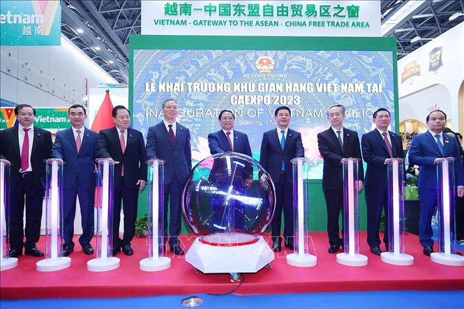 Prime Minister Pham Minh Chinh and delegates press the button to inaugurate the Vietnamese pavilion at the 20th CAEXPO. VNA Photo: Dương Giang