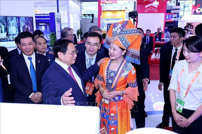 PM Pham Minh Chinh visits the Vietnamese pavilion at the 20th China-ASEAN Expo. VNA Photo: Dương Giang