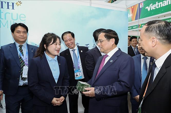 PM Pham Minh Chinh visits the Vietnamese pavilion at the 20th China-ASEAN Expo. VNA Photo: Dương Giang