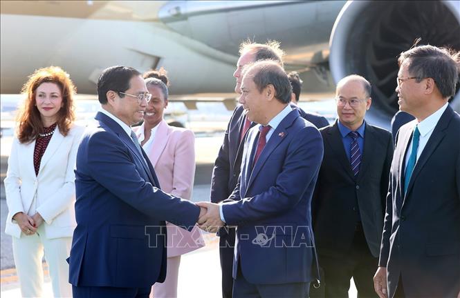 Vietnamese ambassador to the US Nguyen Quoc Dung welcomes Prime Minister Pham Minh Chinh in San Francisco. VNA Photo: Dương Giang