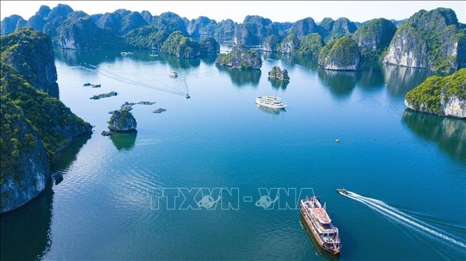 Ha Long Bay - Cat Ba Archipelago was added to the World Heritage List due to the beauty of its natural landscapes, including charming vegetation-covered limestone islands, breathtaking limestone islets, and impressive karst formations. VNA Photo: Minh Đức 