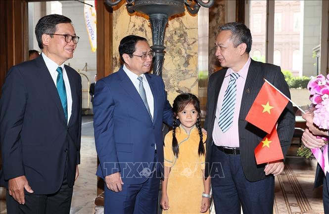 Vietnam's Consul General in San Francisco Hoang Anh Tuan welcomes Prime Minister Pham Minh Chinh. VNA Photo: Dương Giang