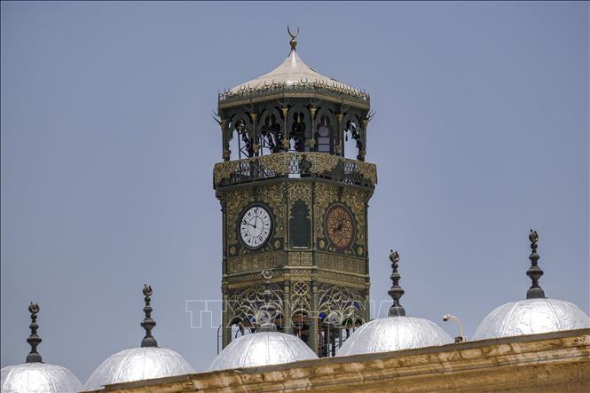Tháp đồng hồ của Nhà thờ Hồi giáo theo phong cách kiến trúc Ottoman Mohamed Ali ở Cairo, Ai Cập, ngày 26/5/2021. Ảnh: AFP/TTXVN