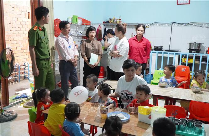 Tổ kiểm tra liên ngành của Phường 1, thành phố Cao Lãnh kiểm tra việc tổ chức bán trú, trông giữ trẻ tại các cơ sở mầm non tư thục. Ảnh: Nhựt An - TTXVN