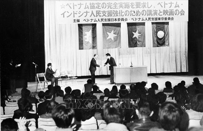 Tại cuộc mít tinh chào mừng hòa bình được lập lại ở Việt Nam tại Tokyo (Nhật Bản), đại diện Liên đoàn Thanh niên dân chủ Nhật Bản trao cho đại diện Ủy ban Nhật Bản ủng hộ Việt Nam 3 triệu yên để giúp nhân dân Việt Nam (7/2/1973). Ảnh: Tư liệu TTXVN