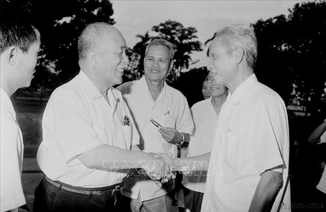 Thủ tướng Phạm Văn Đồng tiếp Chủ tịch Công đoàn Liên minh nghị sĩ Nhật Bản - Việt Nam Takeo Kimuza (Hà Nội, 20/8/1979). Ảnh: TTXVN  