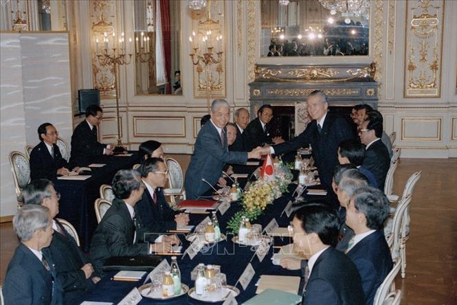 Thủ tướng Nhật Bản Murayama Tomiichi hội đàm với Tổng Bí thư Đỗ Mười thăm chính thức Nhật Bản, ngày 18/4/1995, tại Thủ đô Tokyo. Ảnh: Xuân Lâm - TTXVN
