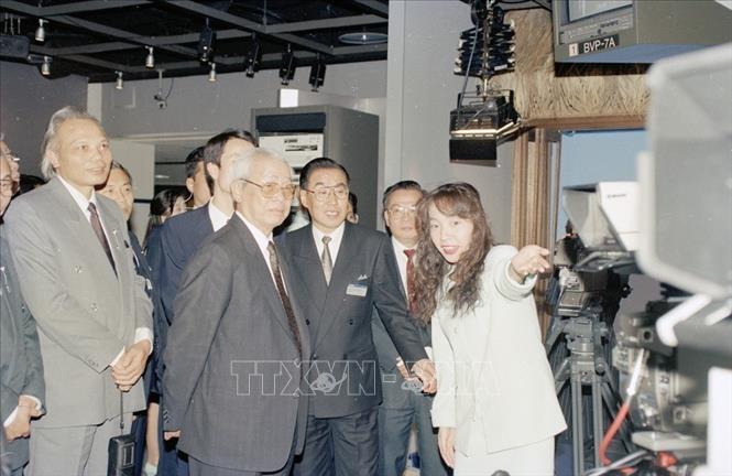 Thủ tướng Võ Văn Kiệt tham quan triển lãm của hãng Sony trong chuyến thăm chính thức Nhật Bản (1993). Ảnh: Minh Đạo - TTXVN