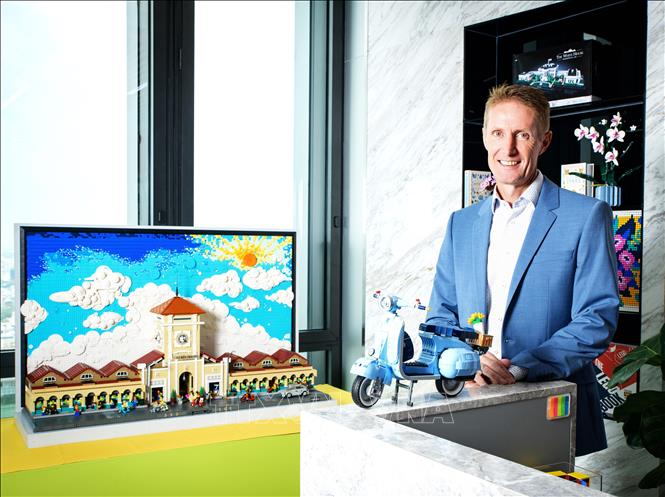 Ông Preben Elnef, Phó Chủ tịch Tập đoàn Lego, Tổng Giám đốc Công ty Lego Manufacturing Việt Nam, cho biết nhà máy đang xây dựng đúng tiến độ theo kế hoạch và dự kiến đưa vào hoạt động vào năm 2024. Ảnh: TTXVN phát
