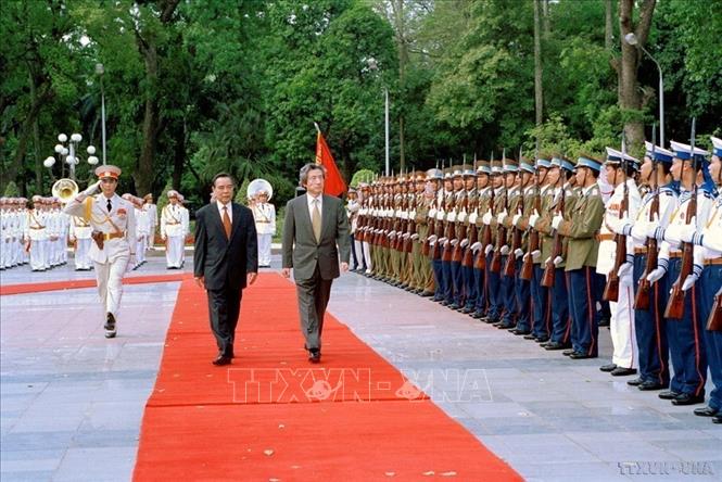 Thủ tướng Phan Văn Khải đón Thủ tướng Koizumi Junichiro thăm chính thức Việt Nam (Hà Nội, 27/4/2002). Trong chuyến thăm này, Việt Nam - Nhật Bản đã thiết lập quan hệ “Đối tác tin cậy, ổn định lâu dài”. Ảnh: TTXVN
