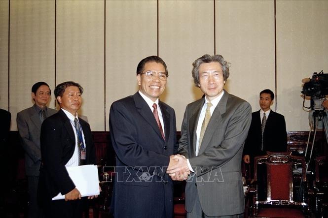 Tổng Bí thư Nông Đức Mạnh tiếp Thủ tướng Nhật Bản Koizumi Junichiro thăm chính thức Việt Nam, ngày 27/4/2002. Ảnh: Nguyễn Khang - TTXVN