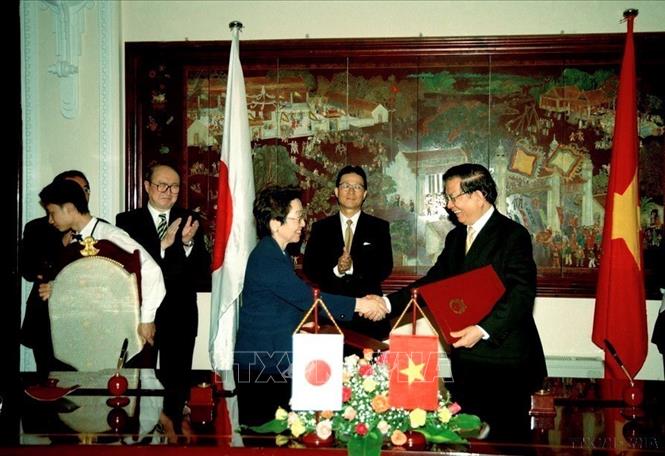 Bộ trưởng Ngoại giao Nguyễn Dy Niên và Bộ trưởng Ngoại giao Nhật Bản Yoriko Kawaguchi ký Tuyên bố chung “Vươn tới tầm cao mới của đối tác bền vững” (Hà Nội, 3/6/2004). Ảnh: TTXVN
