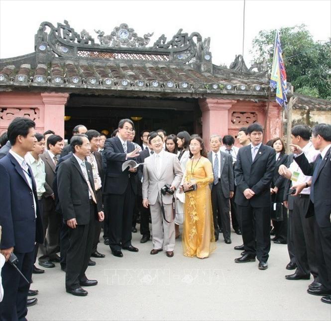 Trong khuôn khổ chuyến thăm và làm việc tại Việt Nam, ngày 11/02/2009, Hoàng Thái tử Nhật Bản Naruhito đến thăm Chùa Cầu (Hội An). Ảnh: Văn Sơn - TTXVN