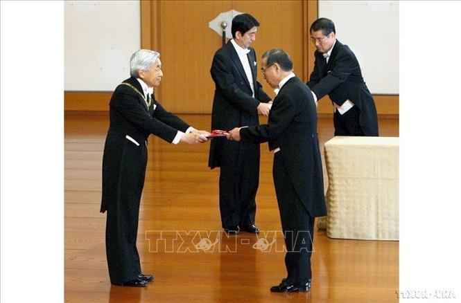 Nhà vua Nhật Bản Akihito (trái) trao tặng Huân chương Mặt trời mọc cho nguyên Thủ tướng Phan Văn Khải (Tokyo, 7/11/2006). Ảnh: Kyodo
