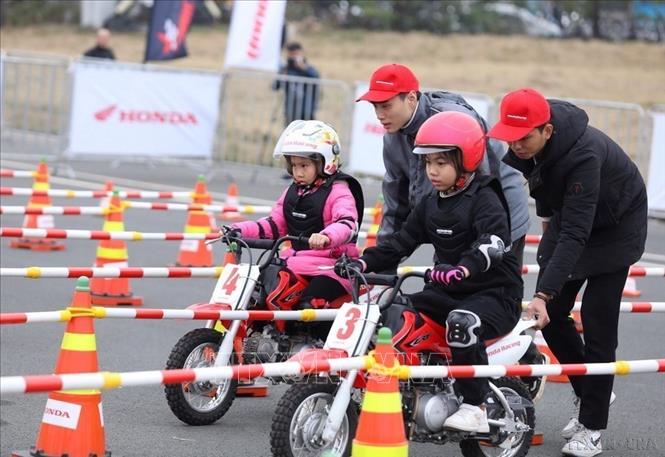 Trẻ em trải nghiệm “Tay đua nhí” trên xe địa hình tại chương trình “Honda Thanks day” do Công ty Honda Việt Nam tổ chức (Hà Nội, 31/12/2022). Ảnh: Hoàng Hiếu - TTXVN