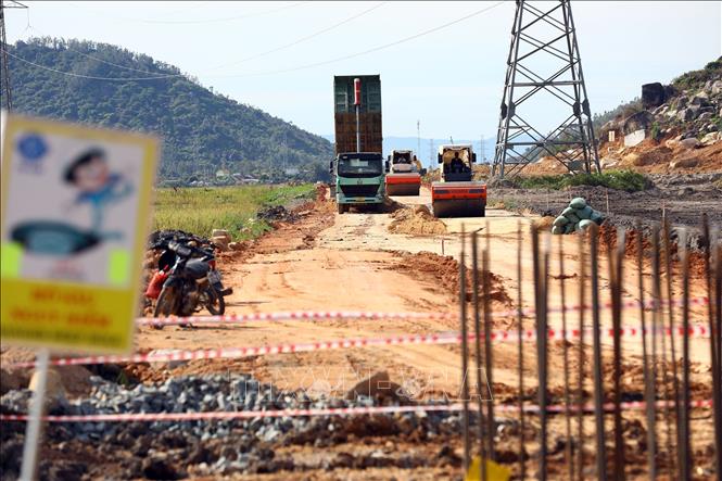 Thi công trên tuyến cao tốc Chí Thạnh-Vân Phong thuộc địa bàn thị xã Đông Hòa, tỉnh Phú Yên. Ảnh: Huy Hùng - TTXVN