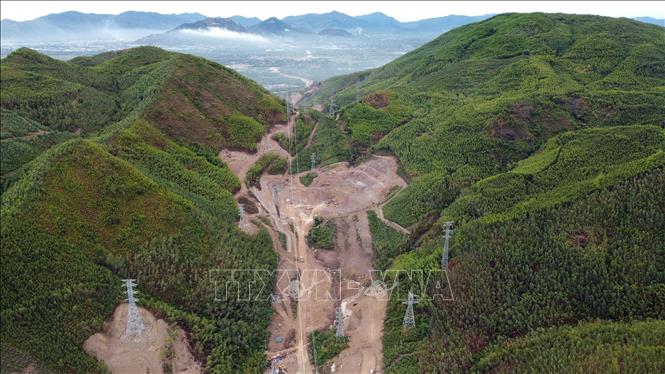 Đoạn Km 13 - Km14 tại gói thầu 11 trên cao tốc Quy Nhơn - Chí Thạnh. Ảnh: Huy Hùng - TTXVN