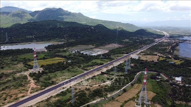 Đoạn tuyến cao tốc Cam Lâm-Vĩnh Hảo qua tỉnh Ninh Thuận dài 63 km. Ảnh: Huy Hùng - TTXVN
