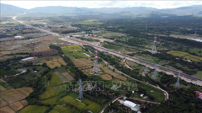 Tuyến cao tốc Cam Lâm-Vĩnh Hảo được thực hiện theo phương thức đối tác công - tư (PPP), dự kiến hoàn thành vào đầu năm 2024. Ảnh: Huy Hùng - TTXVN