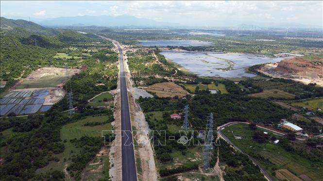Đoạn tuyến cao tốc Cam Lâm-Vĩnh Hảo qua huyện Thuận Nam (Ninh Thuận).  Ảnh: Huy Hùng - TTXVN