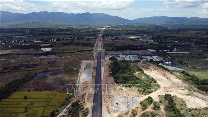 Đoạn tuyến cao tốc Cam Lâm-Vĩnh Hảo dài dài 78,5 km đi qua 3 tỉnh Khánh Hòa (gần 5 km), Ninh Thuận (63 km), Bình Thuận (gần 12 km). Ảnh: Huy Hùng - TTXVN