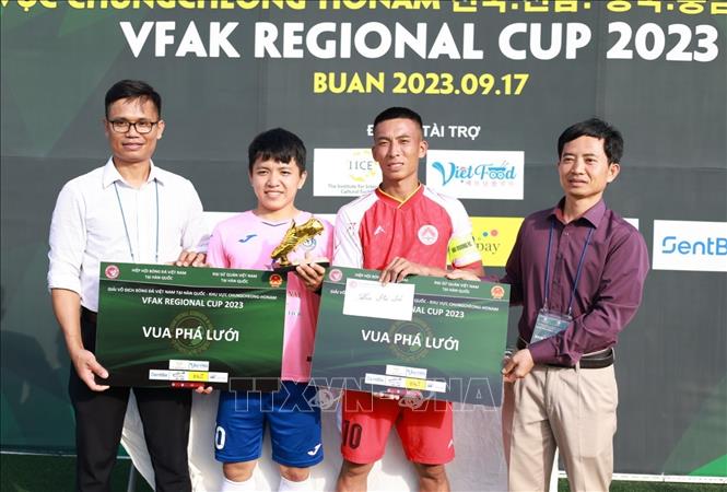 Cầu thủ Nguyễn Khắc Hòa (Daejeon Sarang) và Lê Xuân Sang (Hải Dương) cùng ghi được 3 bàn thắng và giành giải Vua phá lưới. Ảnh: Khánh Vân - TTXVN tại Hàn Quốc