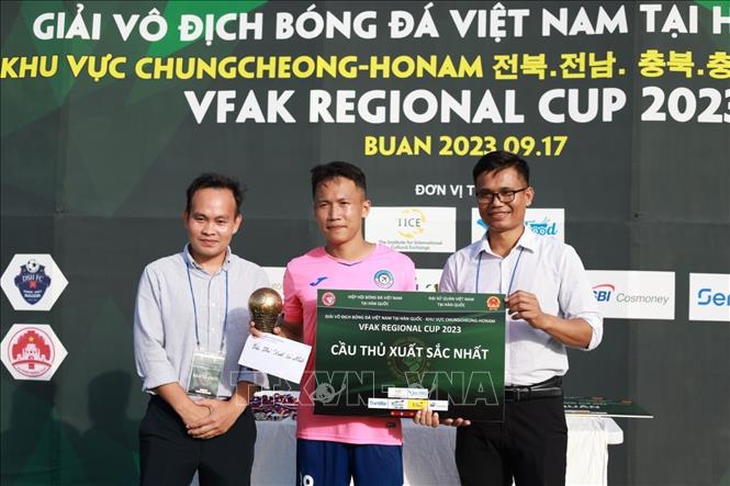 Cầu thủ Đặng Huỳnh Đức giành giải cầu thủ xuất sắc nhất. Ảnh: Khánh Vân - TTXVN tại Hàn Quốc
