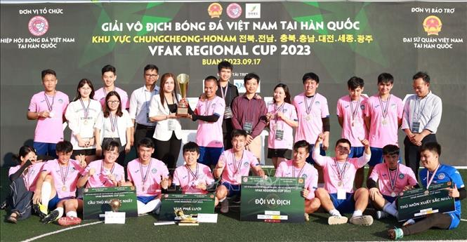 Đội vô địch Daejeon Sarang nhận cúp vô địch từ tay Phó chủ tịch VFAK Trần Thị Hoàng Yến. Ảnh: Khánh Vân - TTXVN tại Hàn Quốc
