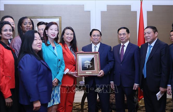 Thủ tướng Phạm Minh Chính tặng bức tranh Văn Miếu Quốc Tử Giám cho Đoàn các chính trị gia San Francisco và khu vực Bay Area. Ảnh: Dương Giang-TTXVN
