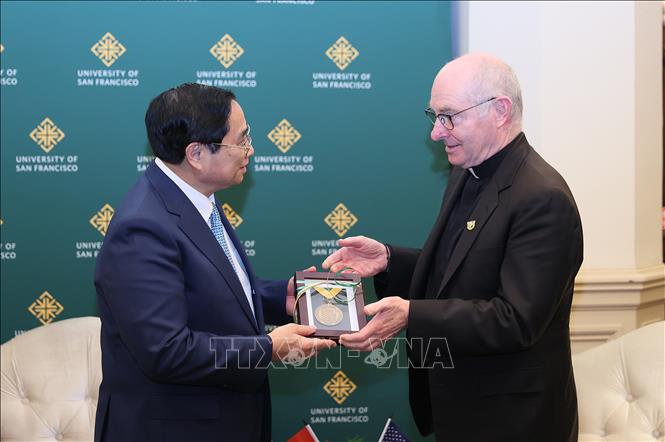 Hiệu trưởng Đại học San Francisco Paul J. Fitzgerald, S.J. tặng quà lưu niệm cho Thủ tướng Phạm Minh Chính. Ảnh: Dương Giang-TTXVN
