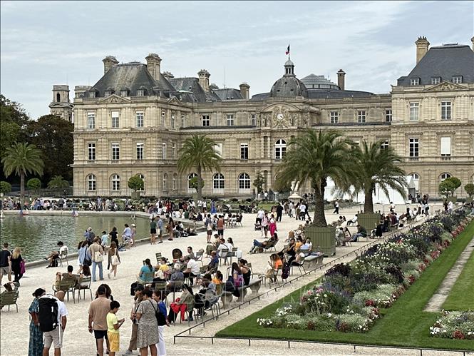 Tòa nhà Thượng viện Pháp nhìn từ vườn hoa Luxembourg. Ảnh: Nguyễn Thu Hà - P/v TTXVN tại Pháp