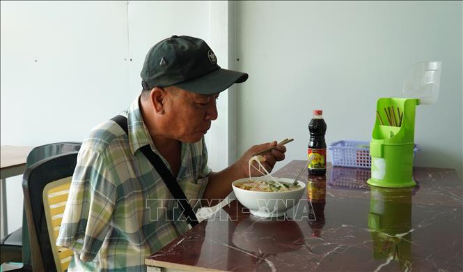 Khách đến ăn ở quán cơm chay 5.000 đồng, quán cơm 0 đồng thường là những người bán vé số, công nhân lao động có thu nhập thấp. Ảnh: Văn Sĩ -TTXVN       
   