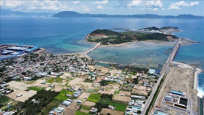 KKT Vân Phong có diện tích khoảng 150.000ha, trong đó phần mặt nước khoảng 80.000ha, phần đất liền và đảo khoảng 70.000ha. Ảnh: Huy Hùng - TTXVN