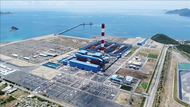 Toàn cảnh trung tâm Nhà máy nhiệt điện BOT Vân Phong 1 và trạm 500kV Vân Phong. Ảnh: Huy Hùng - TTXVN