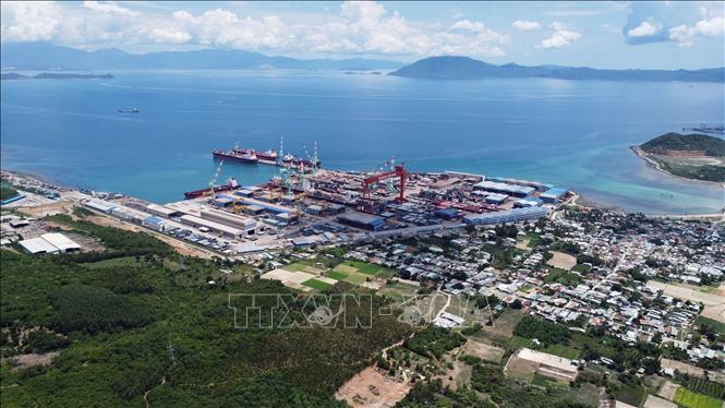 KKT Vân Phong có tổng diện tích khoảng 2.300ha là cảng biển, cảng hàng không và các trung tâm dịch vụ hậu cần, logistic. Ảnh: Huy Hùng - TTXVN