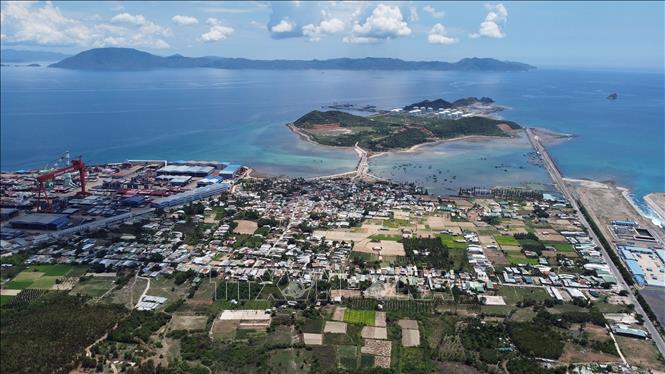 Khu vực Nam Vân Phong là nơi tập trung cảng chuyên dùng và kho bãi hậu cần phục vụ các khu công nghiệp. Ảnh: Huy Hùng - TTXVN