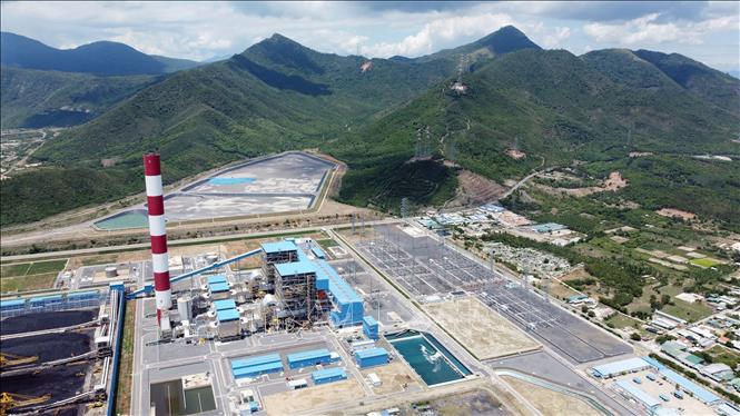 Nhà máy Nhiệt điện BOT Vân Phong 1 vừa được phát điện đầu năm 2023. Ảnh: Huy Hùng - TTXVN