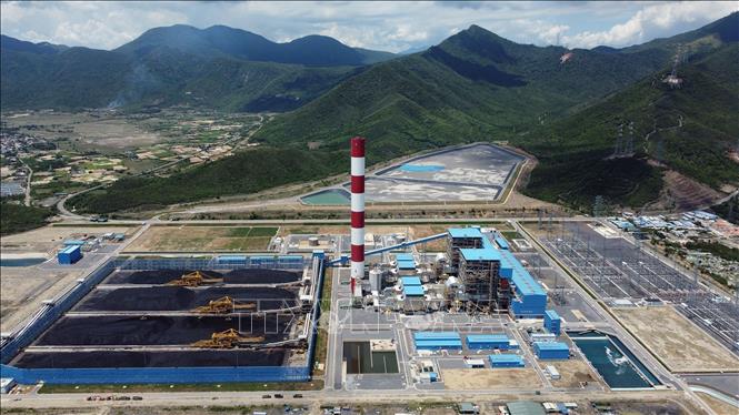 Nhà máy Nhiệt điện BOT Vân Phong 1 do Tập đoàn Sumitomo (Nhật Bản) đầu tư xây dựng. Ảnh: Huy Hùng - TTXVN