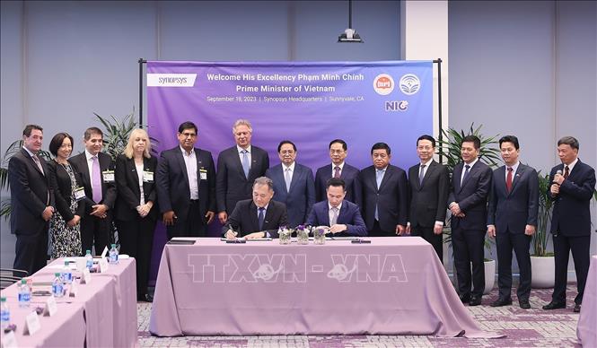 Thủ tướng Phạm Minh Chính chứng kiến ký kết hợp tác giữa Bộ TT&TT với Công ty Synopsys. Ảnh: Dương Giang-TTXVN
