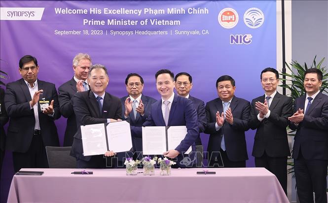 Thủ tướng Phạm Minh Chính chứng kiến ký kết hợp tác giữa Bộ TT&TT với Công ty Synopsys. Ảnh: Dương Giang-TTXVN
