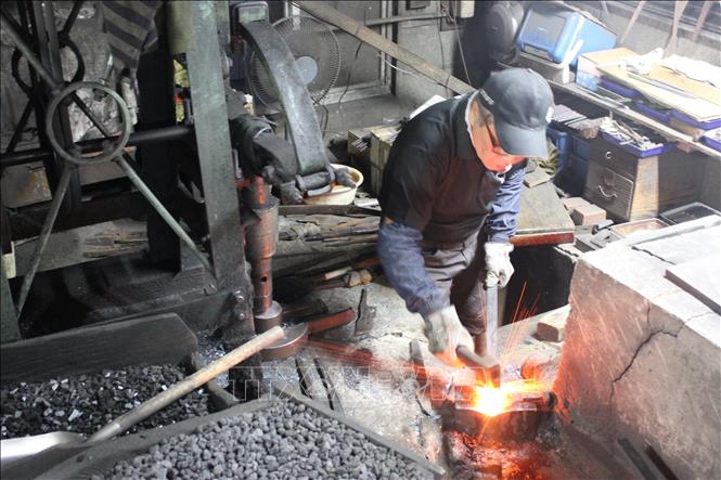 Nghệ nhân Doi Itsuo rèn dao Sakai thủ công. Ảnh: Phạm Tuân - PV TTXVN tại Nhật Bản