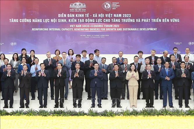  Chủ tịch Quốc hội Vương Đình Huệ và đại biểu dự Diễn đàn Kinh tế - Xã hội Việt Nam năm 2023. Ảnh: Doãn Tấn - TTXVN