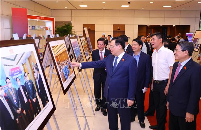Chủ tịch Quốc hội Vương Đình Huệ cùng các đại biểu tham quan trưng bày ảnh tại diễn đàn. Ảnh: Văn Điệp - TTXVN