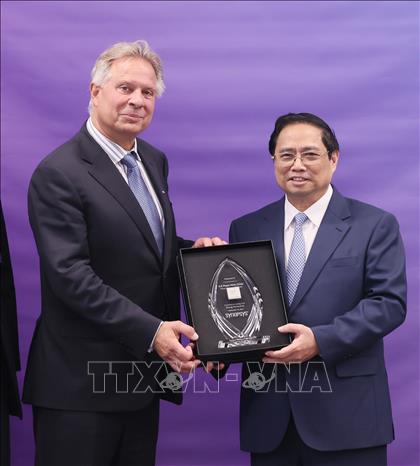 Lãnh đạo Công ty Synopsys tặng quà lưu niệm cho Thủ tướng Phạm MInh Chính. Ảnh: Dương Giang-TTXVN 