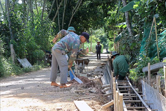 Thực hiện chương trình cứng hóa, cống thoát nước tại xã Toàn Sơn, huyện Đà Bắc (Hòa Bình) được triển khai từ Chương trình mục tiêu Quốc gia phát triển kinh tế - xã hội đồng bào thiểu số và miền núi. Ảnh: Thanh Hải - TTXVN  